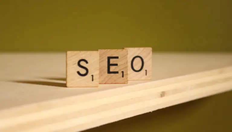 a wooden block that says seo on it