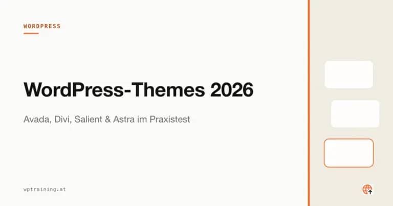 Vier Theme-Mockups nebeneinander auf einem Designer-Schreibtisch
